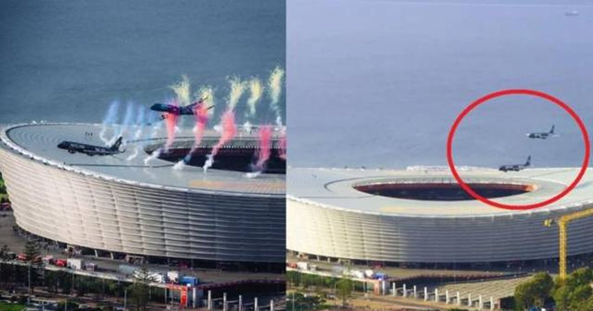 南非橄榄球赛惊险场面 两客机低空掠过体育场穿过烟火