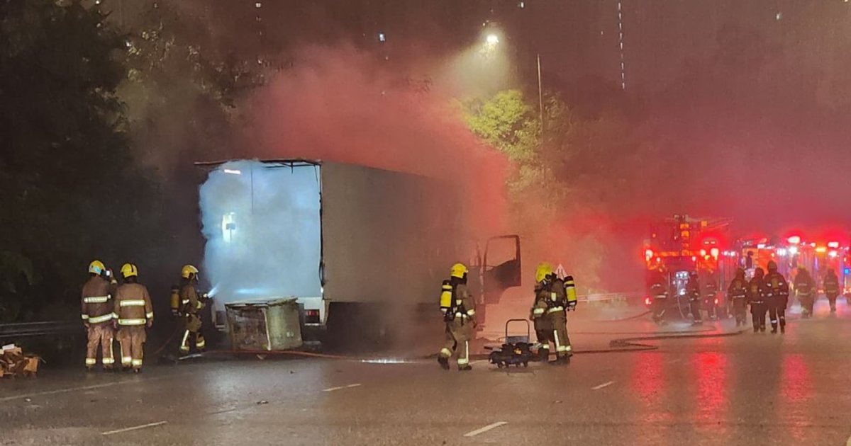 北大嶼山公路貨車黃雨下失控撞欄起火 司機逃去警方追查