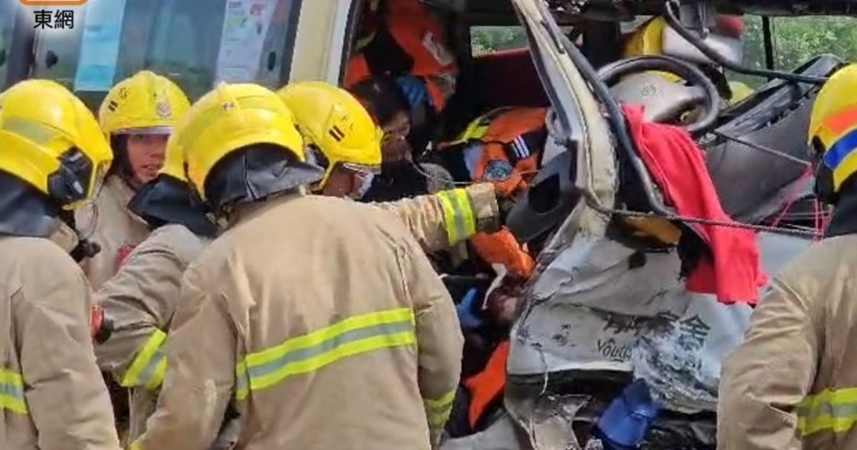 San Tin Highway Minibus-Truck Crash Leaves 19 Injured, Driver Trapped