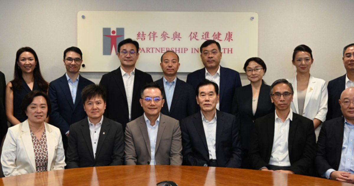 Cancer centre chief meets Hong Kong health officials