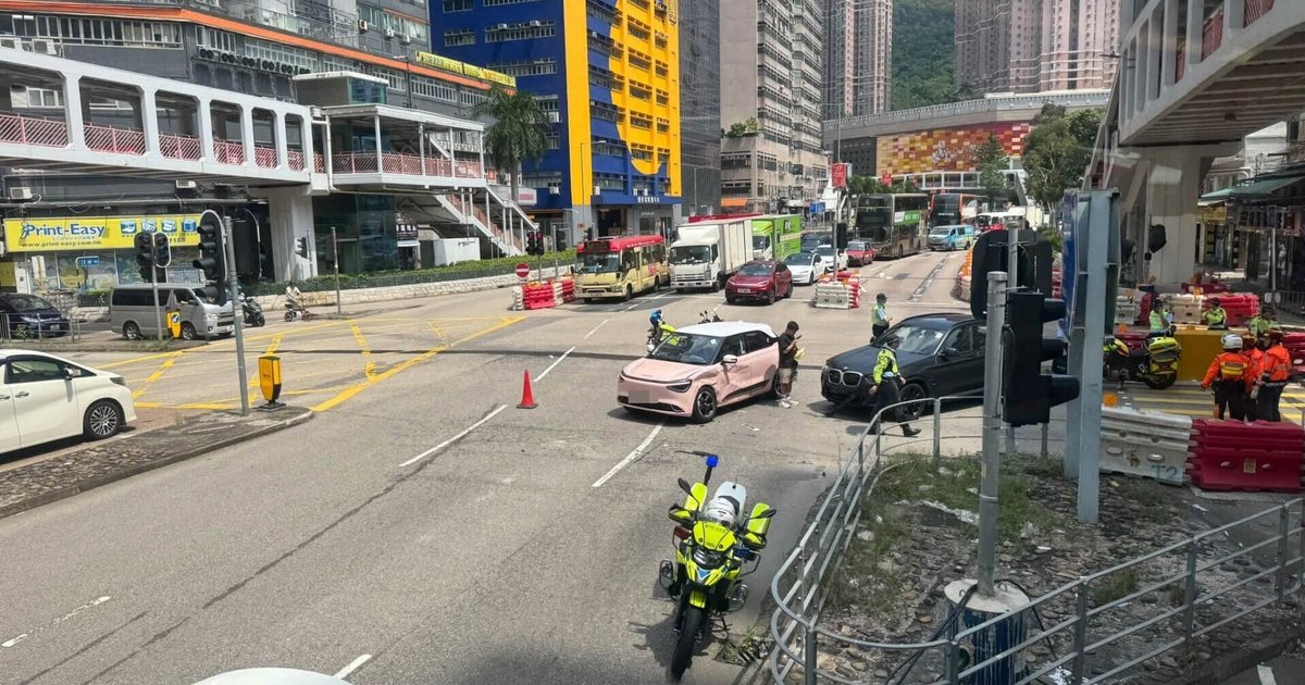荃湾大涌桥路沙咀道路口两私家车相撞3伤