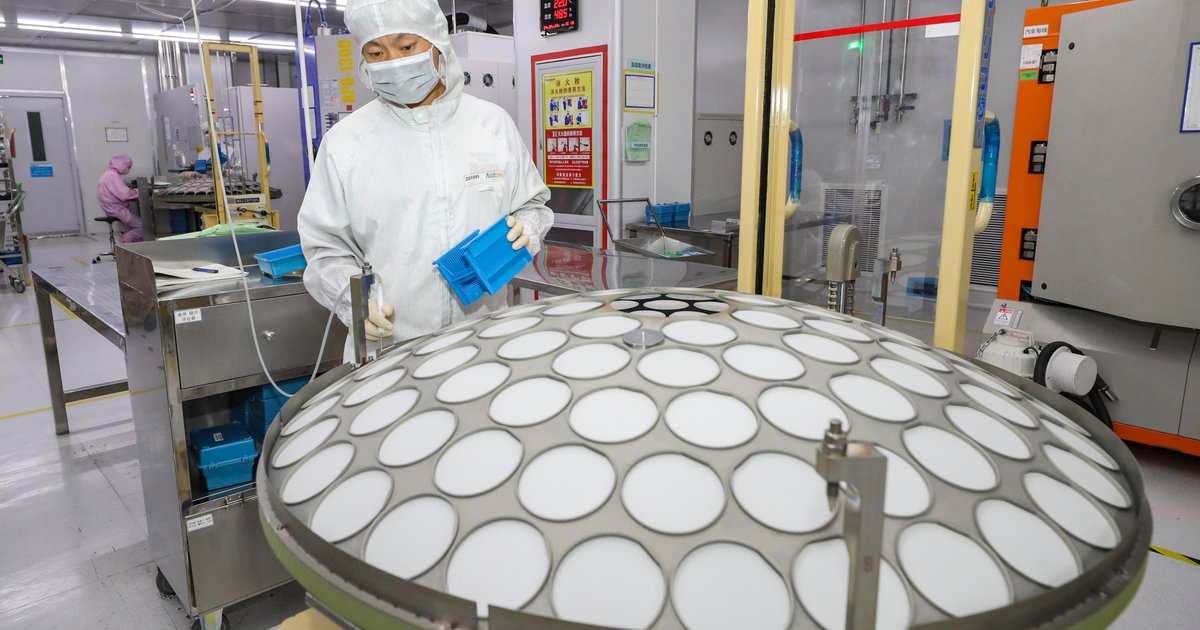 Chinese Scientists Achieve 100-Fold Leap in Memory Chip Durability