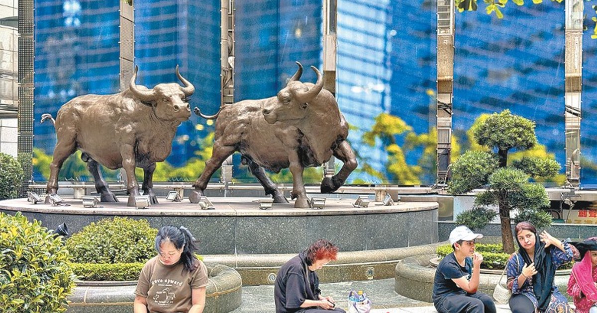Swiss Bank Predicts Hang Seng to Reach 28,000; Favors AI and Mainland Bank Stocks
