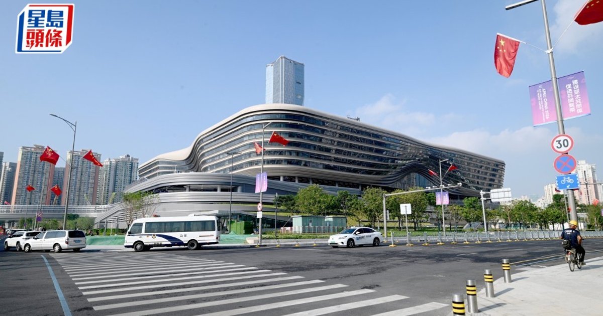 万圣节｜陈国基联邓炳强与陈美宝见记者 交代皇岗口岸周末运作安排