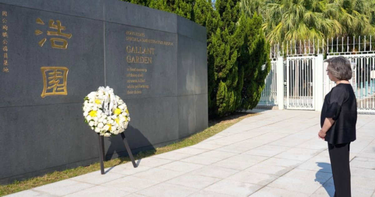 Civil Service Chief Pays Tribute at Cemetery for Fallen Government Workers