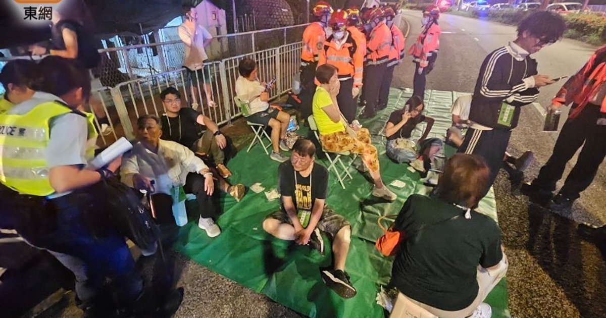 屯门P牌私家车撞专线小巴 11人受伤送医