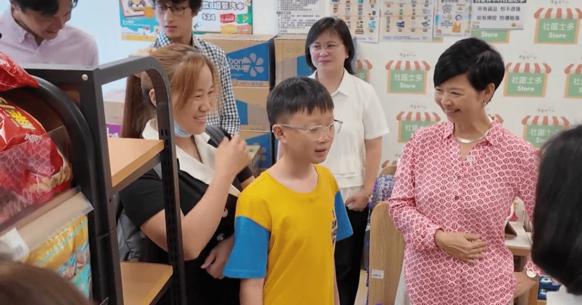 何永贤重访过渡屋母子 见证生活明显改善