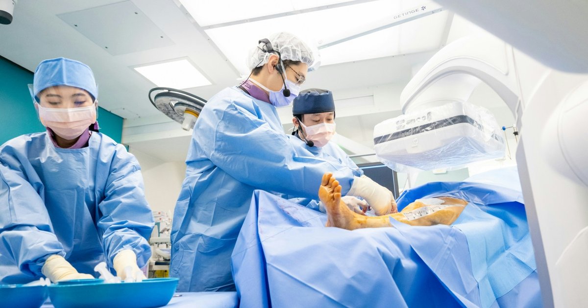 Young Hong Kong Doctors Honored on Chinese Medical Professionals Day