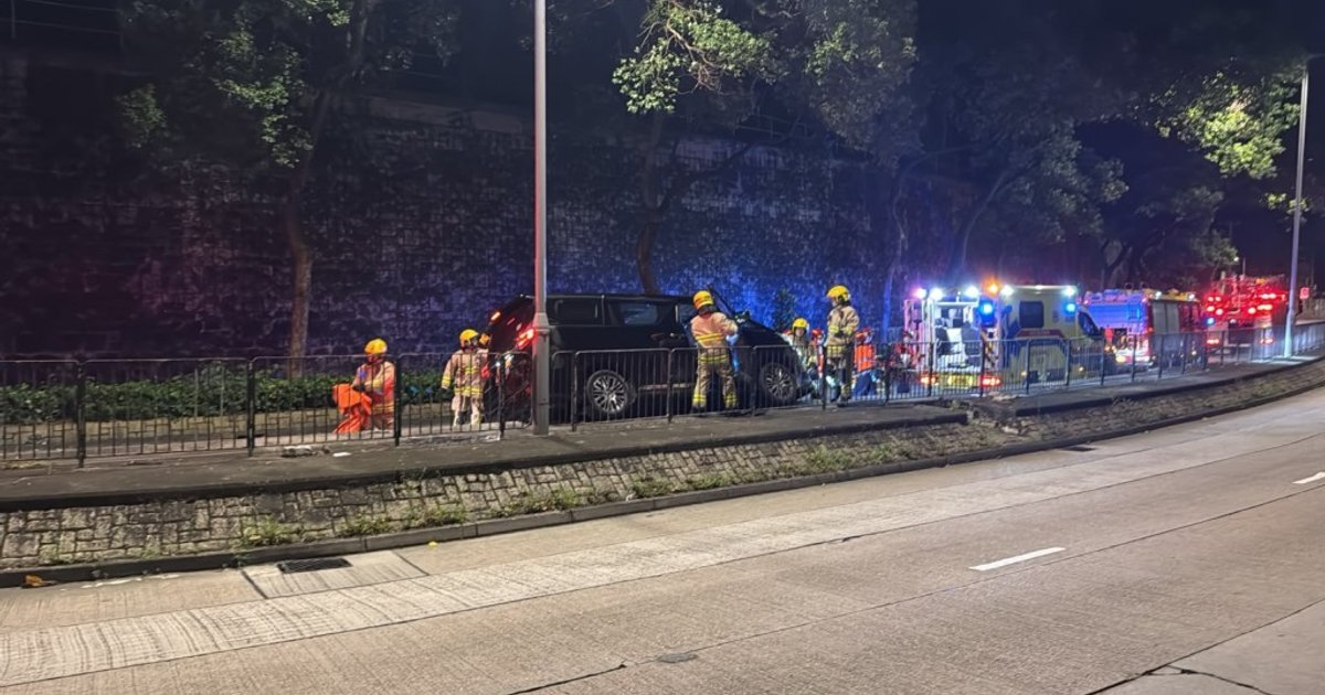 粉嶺七人車自炒剷上石壆 司機昏迷送院搶救