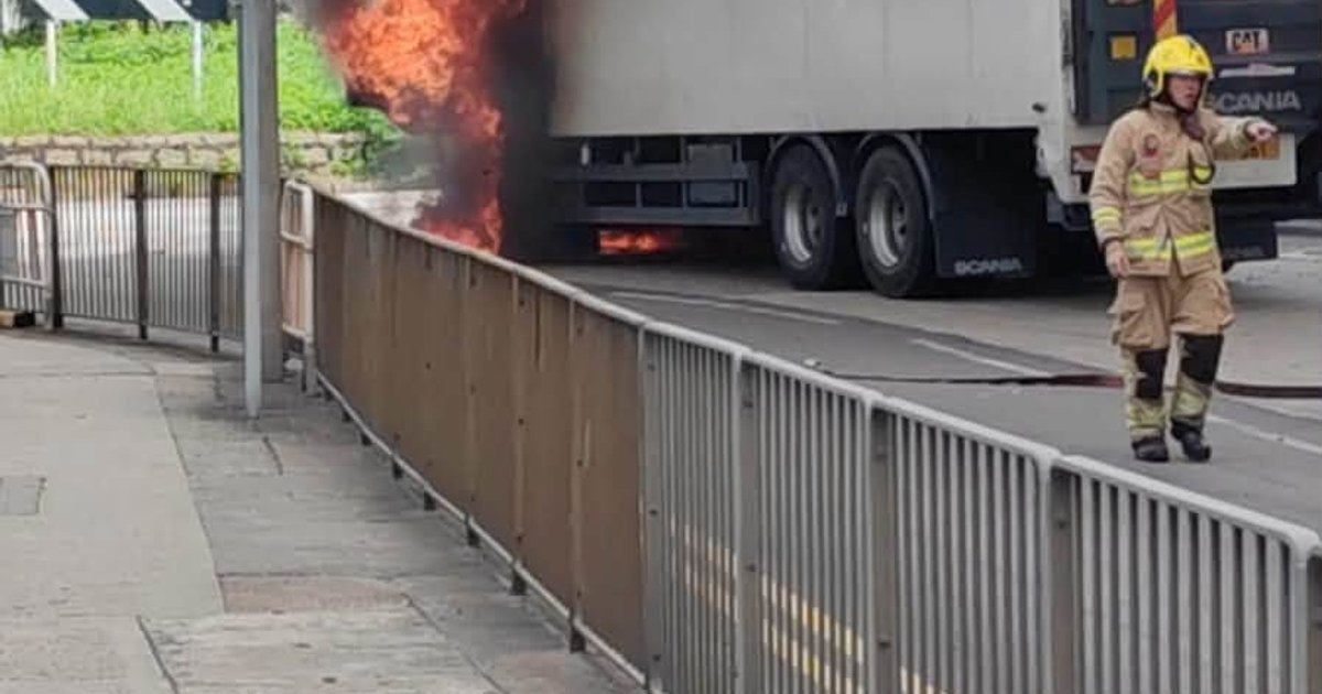葵涌货柜码头南路货车起火　司机及乘客及时逃生　浓烟席卷半空
