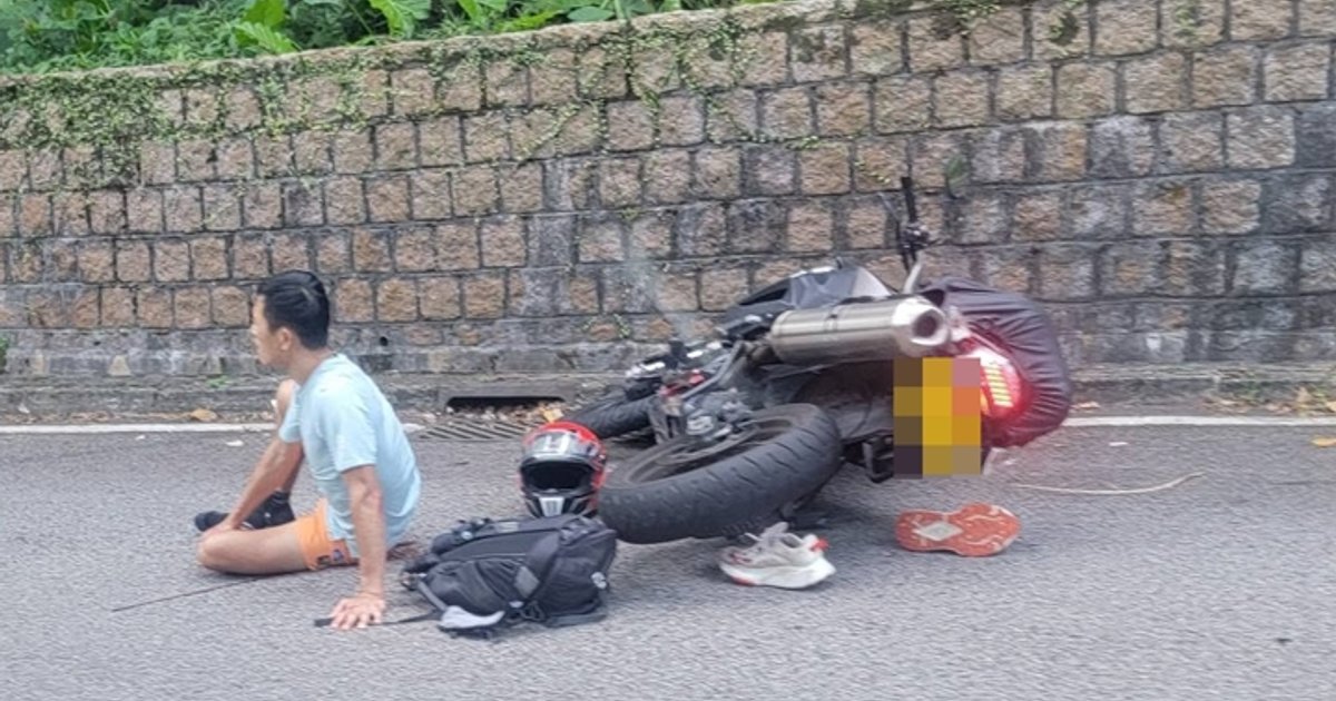 荃锦公路摩托车失控侧翻 骑士脚部受伤倒地