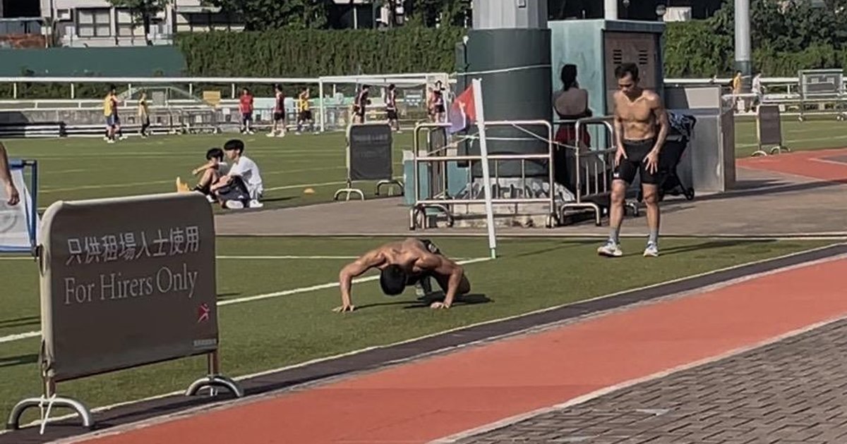极端酷热下市民照样出游 踢球骑行忙降温