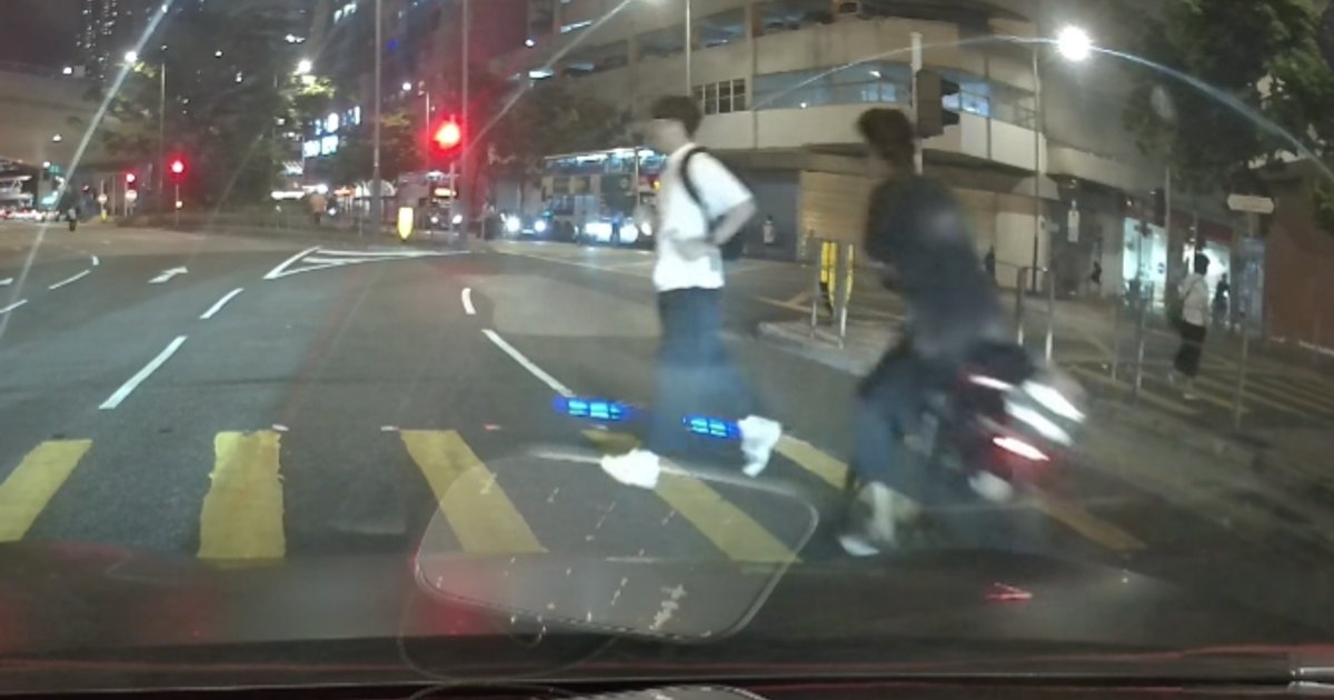 Dashcam Captures Near-Miss as E-Bike Runs Red Light, Nearly Hitting Pedestrian