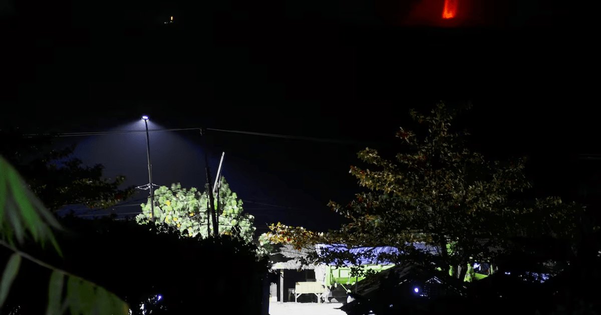 印尼喀拉喀托之子火山喷发 209架航班取消 学校停课
