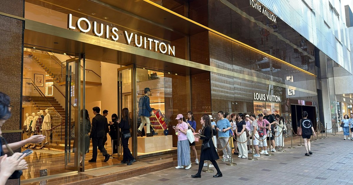 Mainland Tourists Flock to Hong Kong Despite Record Heat Wave