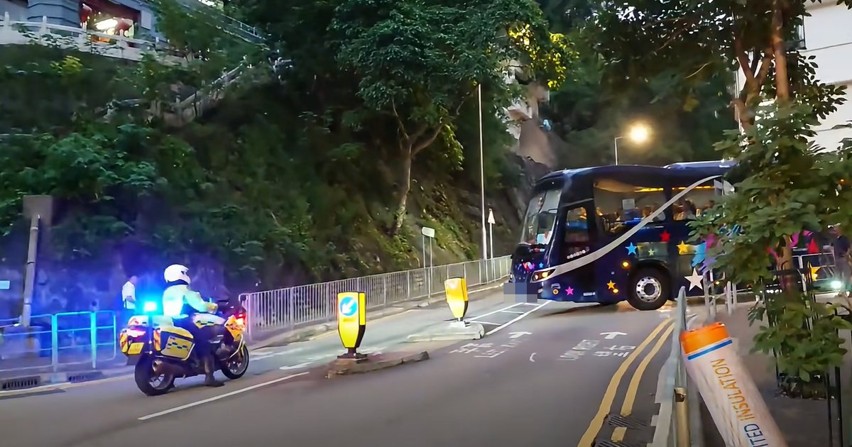 Traffic Officer Scolds Bus Driver in Happy Valley Viral Video
