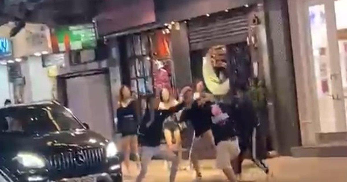 Street brawl erupts in Tsim Sha Tsui, men flee