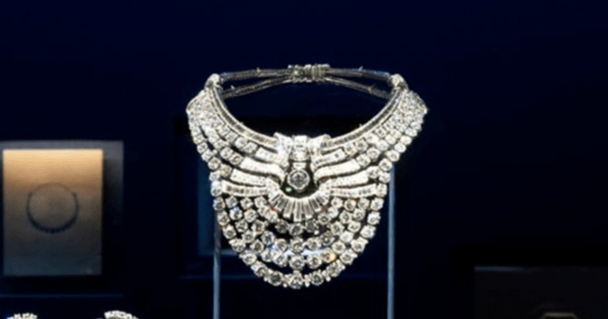 Vienna museum raided as thieves steal royal diamond necklace