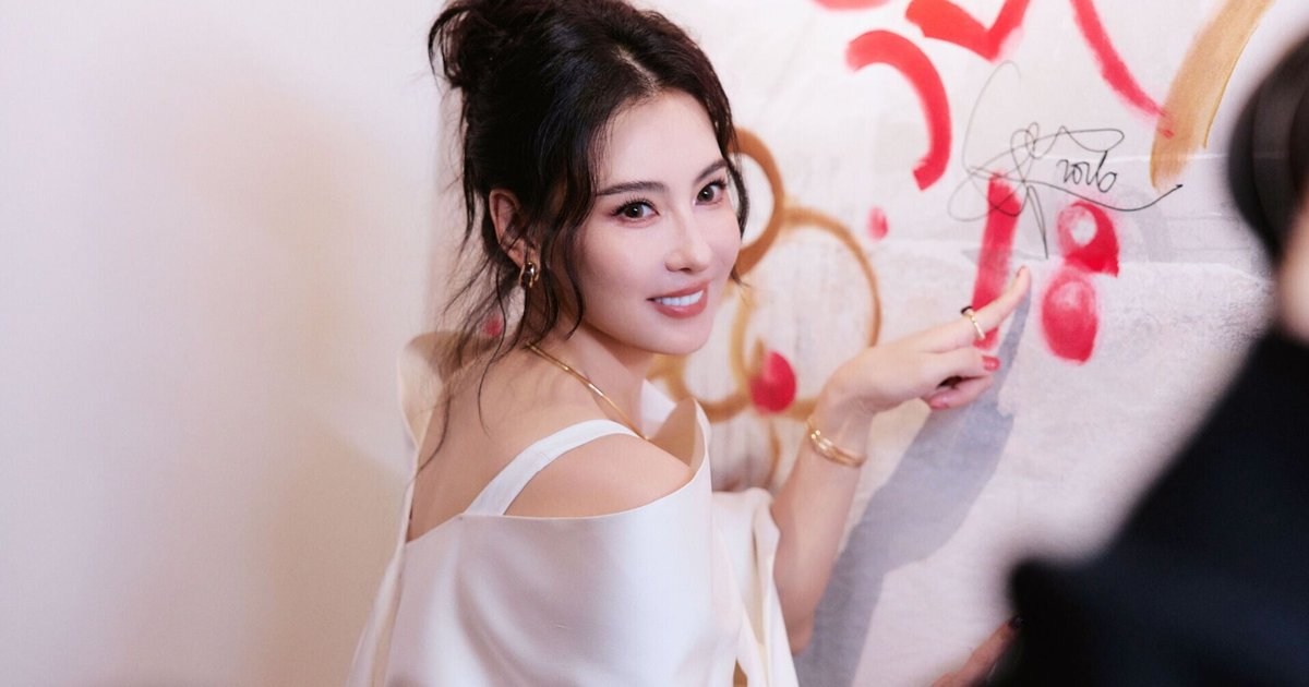 Zhang Baizhi Stuns in White Dress at Shenzhen Bay Luxury Event