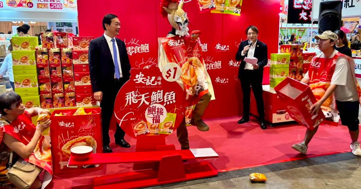 美食博览会湾仔开幕 市民抢购1元鲍鱼优惠场面热闹