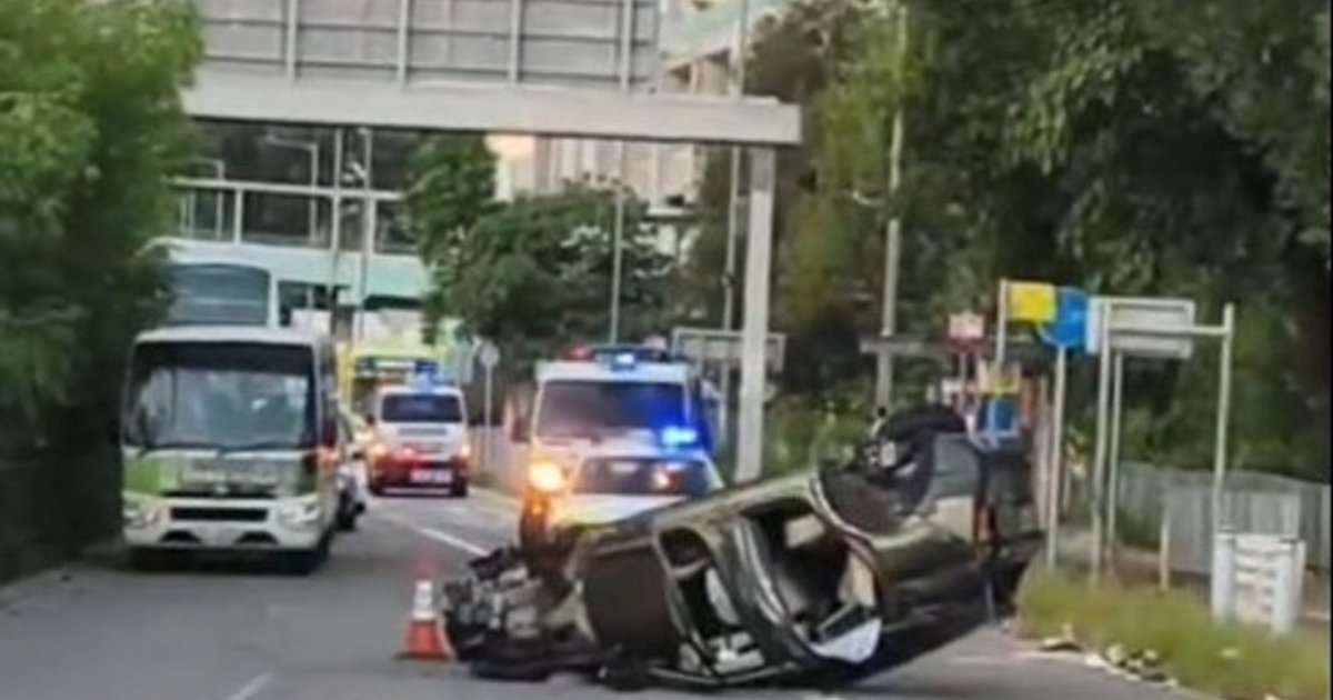 Private car overturns near Tuen Mun Lam Tei Interchange; driver self-extricates and sent to hospital
