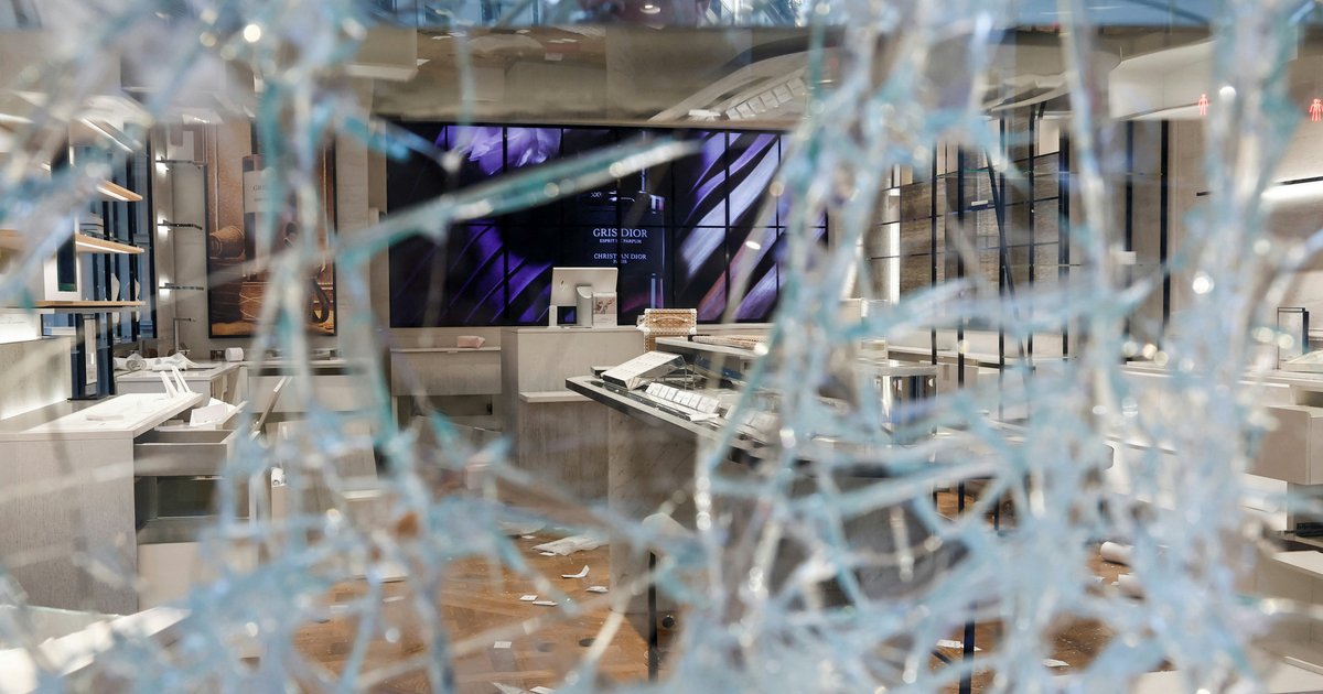 Hong Kong Issues Yellow Alert for France as Nationwide Protests Escalate