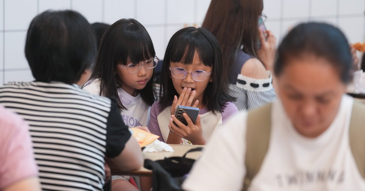 Hong Kong experts urge ban on social media for under-16s