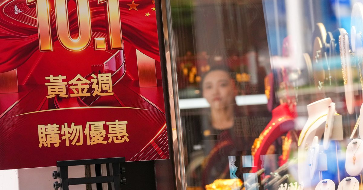 Hong Kong Retailers Eye Golden Week Gains as Visitor Numbers Rise