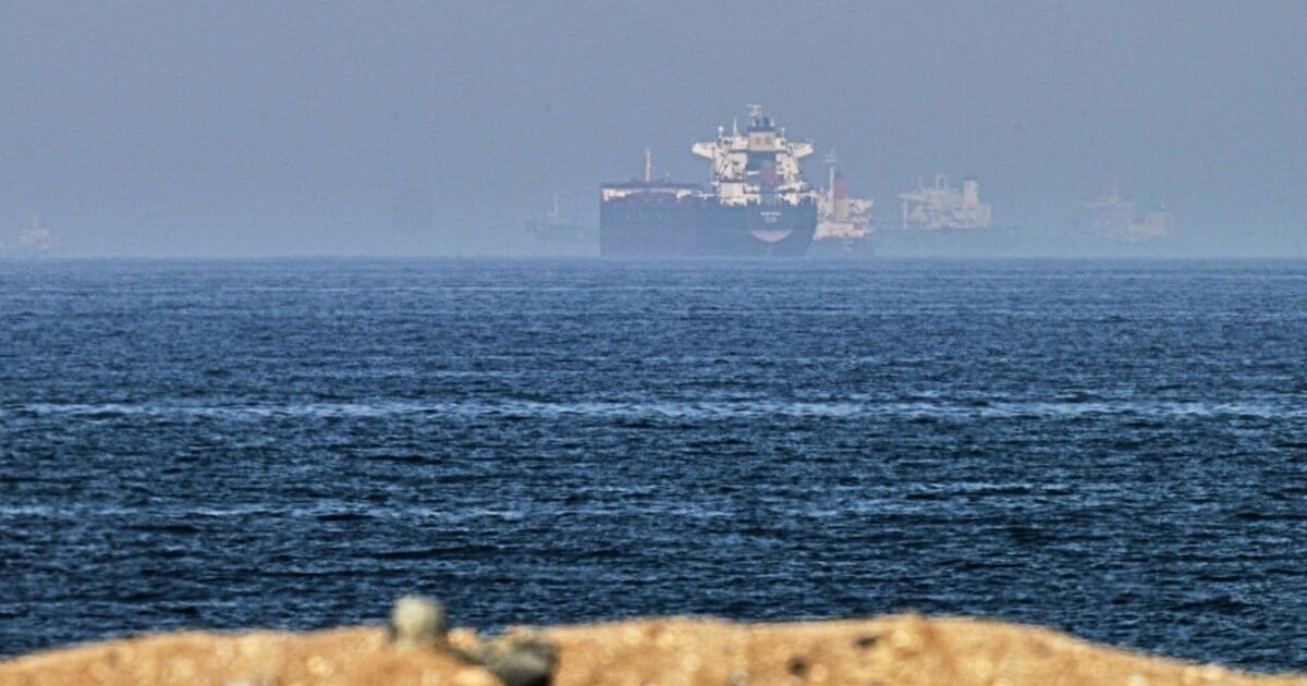 US-Iran Naval Clash Escalates: Strait of Hormuz Shipping Traffic Drops to Five-Month Low