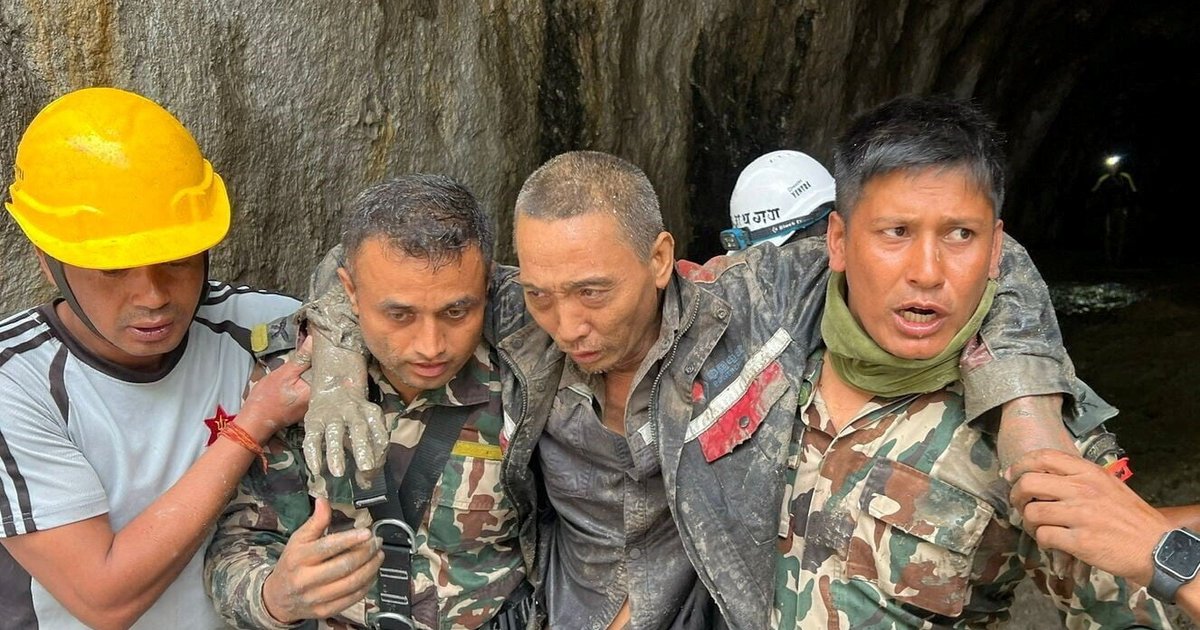 尼泊尔北部泥石流第十天 一名中国工人被困水电站隧道后获救