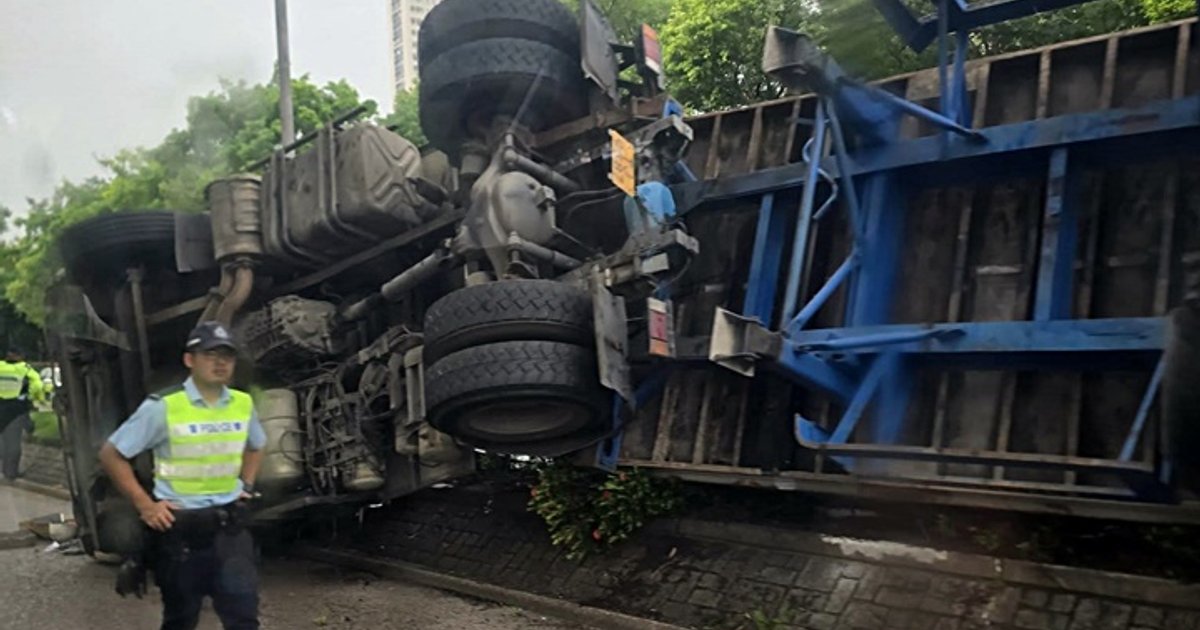 大埔货柜车失控侧翻 司机一度被困送院