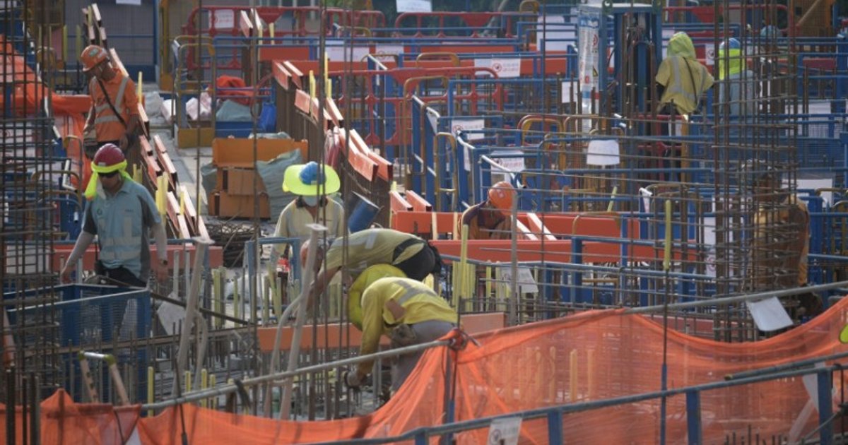 Hong Kong Outdoor Workers Demand Stronger Heat Protection as Temperatures Soar
