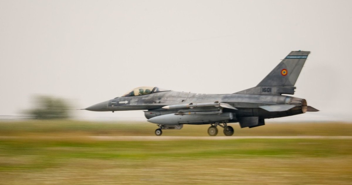 美军F-16战机在德国空军基地附近坠毁 飞行员弹射逃生