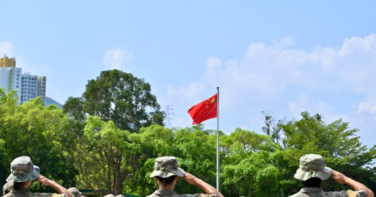 李家超勉勵駐港部隊夏令營畢業生迎難而上