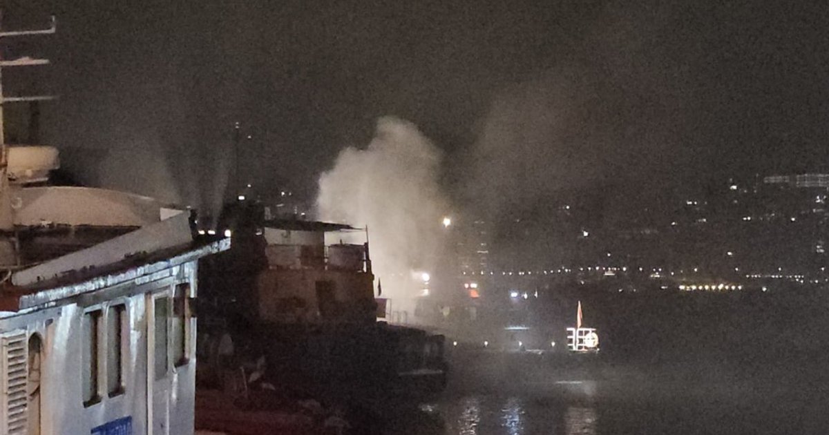 筲箕湾避风塘垃圾收集船冒烟起火 消防到场灌救幸无伤亡
