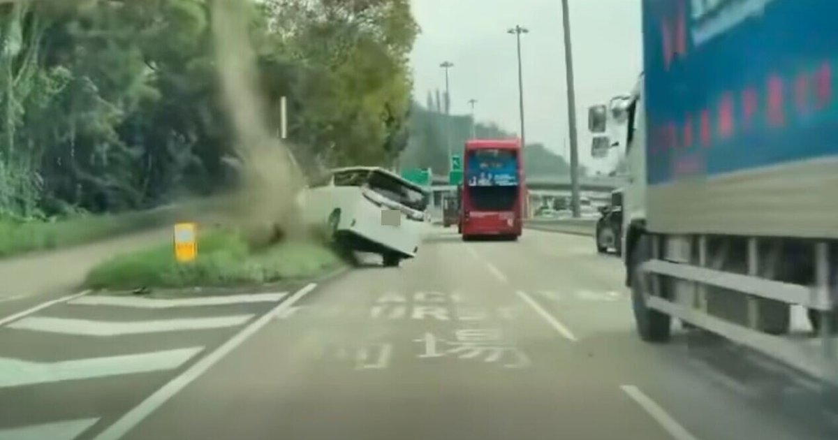 车Cam直击|沙田吐路港公路七人车撞壆 毁路牌飞铲草丛
