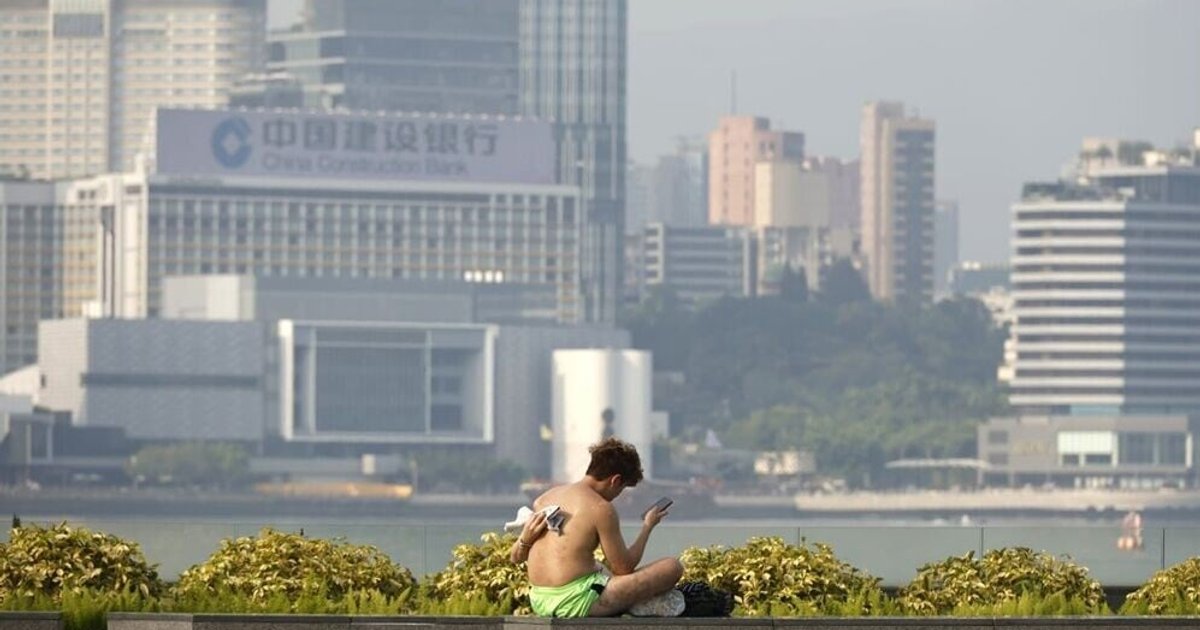 Hot and Dry Weather Persists in Hong Kong with Highs of 32°C