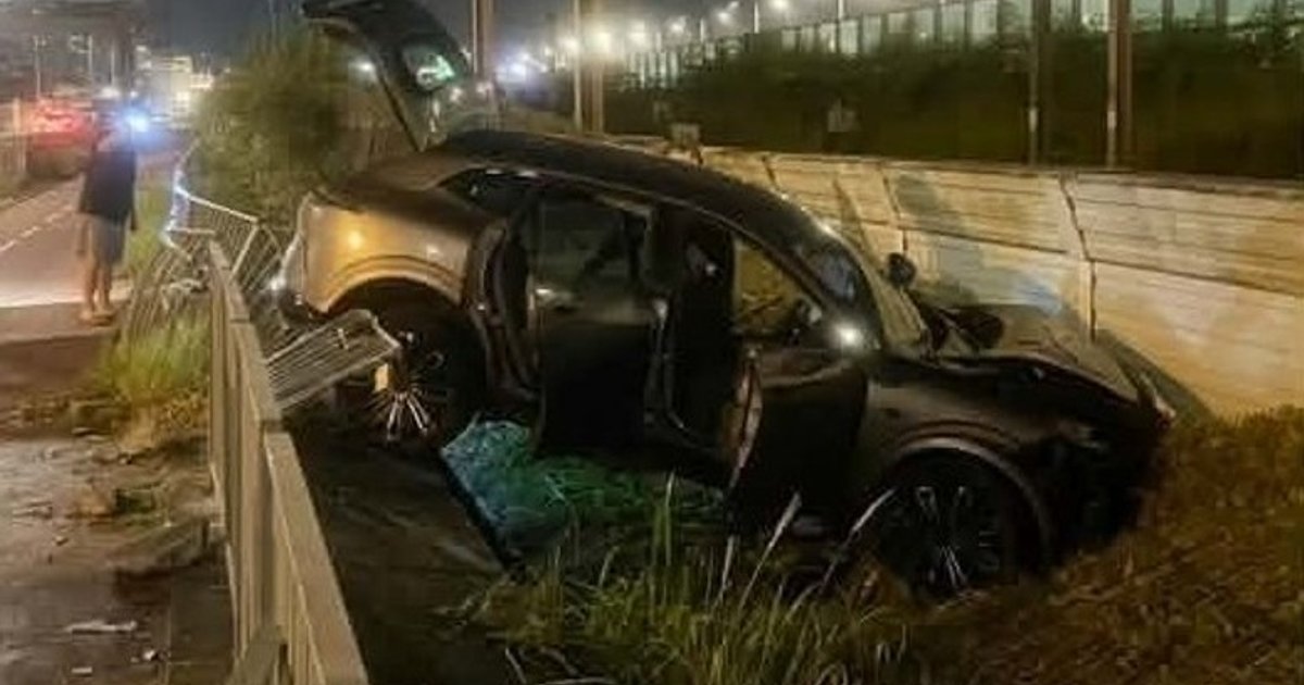 Driver hurt after Tai Po car crashes through railings
