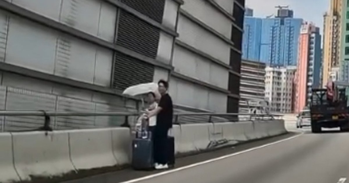 車Cam直擊:紅磡繞道拖喼男女撐傘危站路肩 險象環生