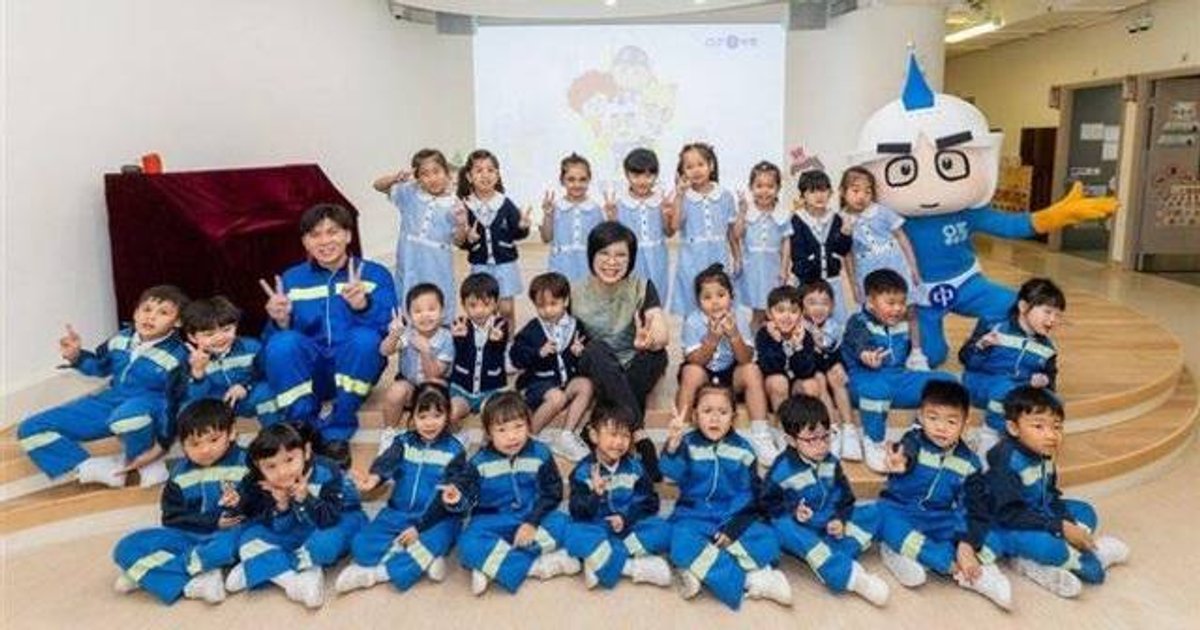中电向近千所幼儿园赠送互动点读笔教材 望从小培养学童环保意识