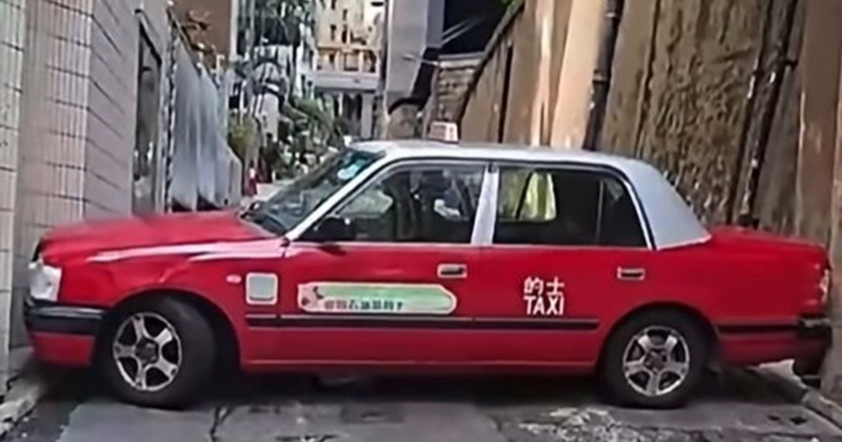 Taxi Stuck Sideways in Central Narrow Alley for 20 Minutes, Driver Unable to Escape