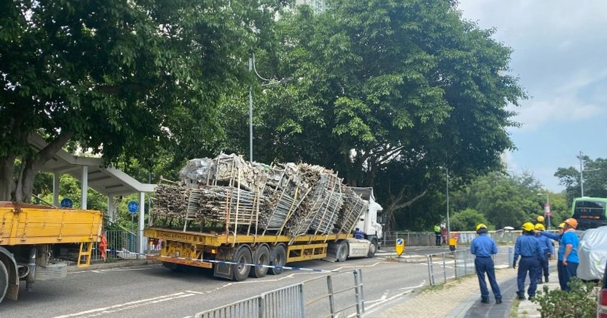Tung Chung Road Fully Closed After Trailer Load Destabilises Near Mun Tung Estate
