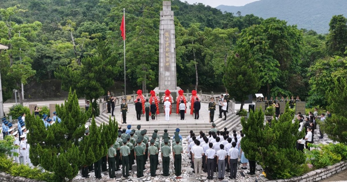 解放軍駐港部隊與社會各界代表　瞻仰西貢斬竹灣等抗日英烈紀念碑