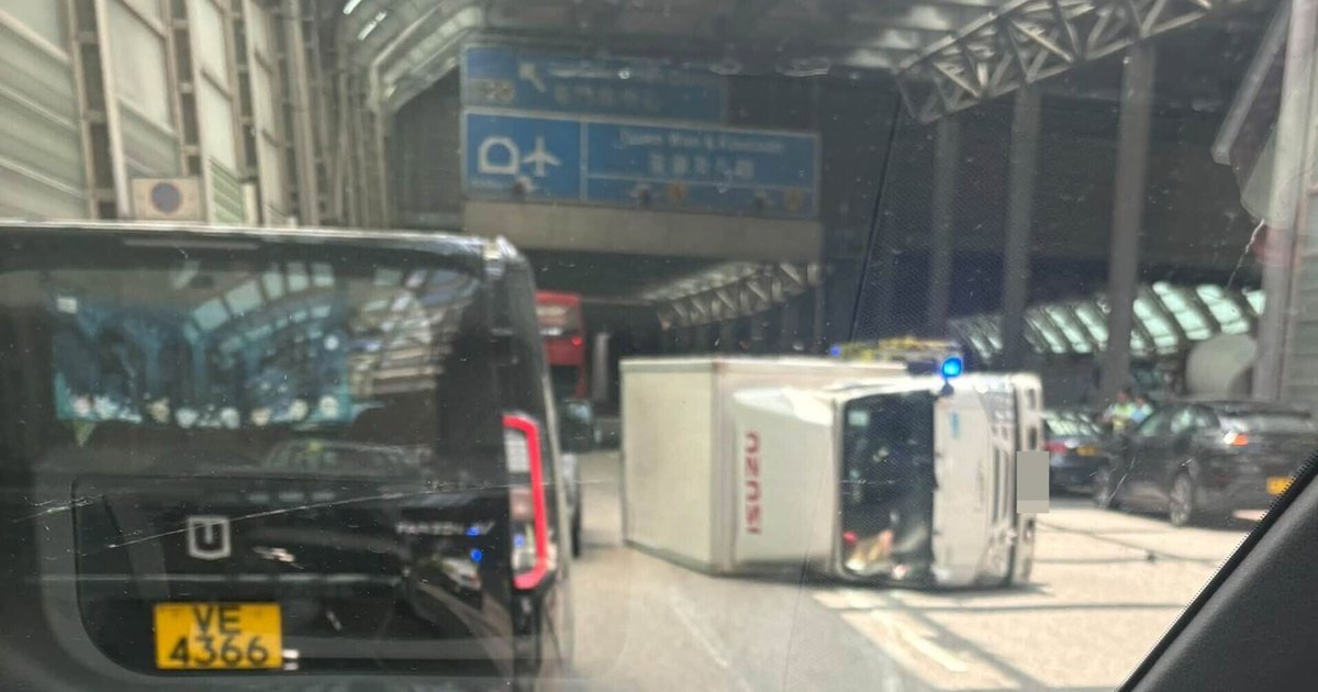 屯门公路两车相撞 货车侧翻两人送院
