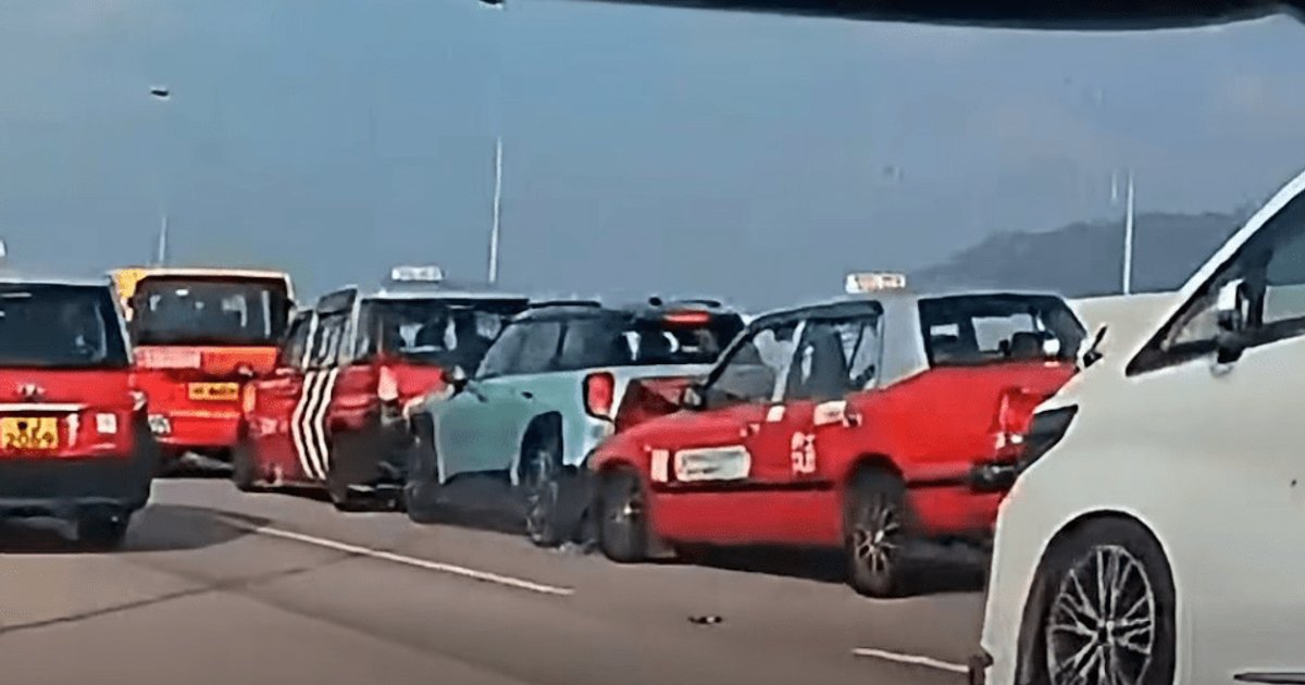 车Cam直击|青屿干线3车“串烧” 的士疑收掣不及猛撞前车车头变形