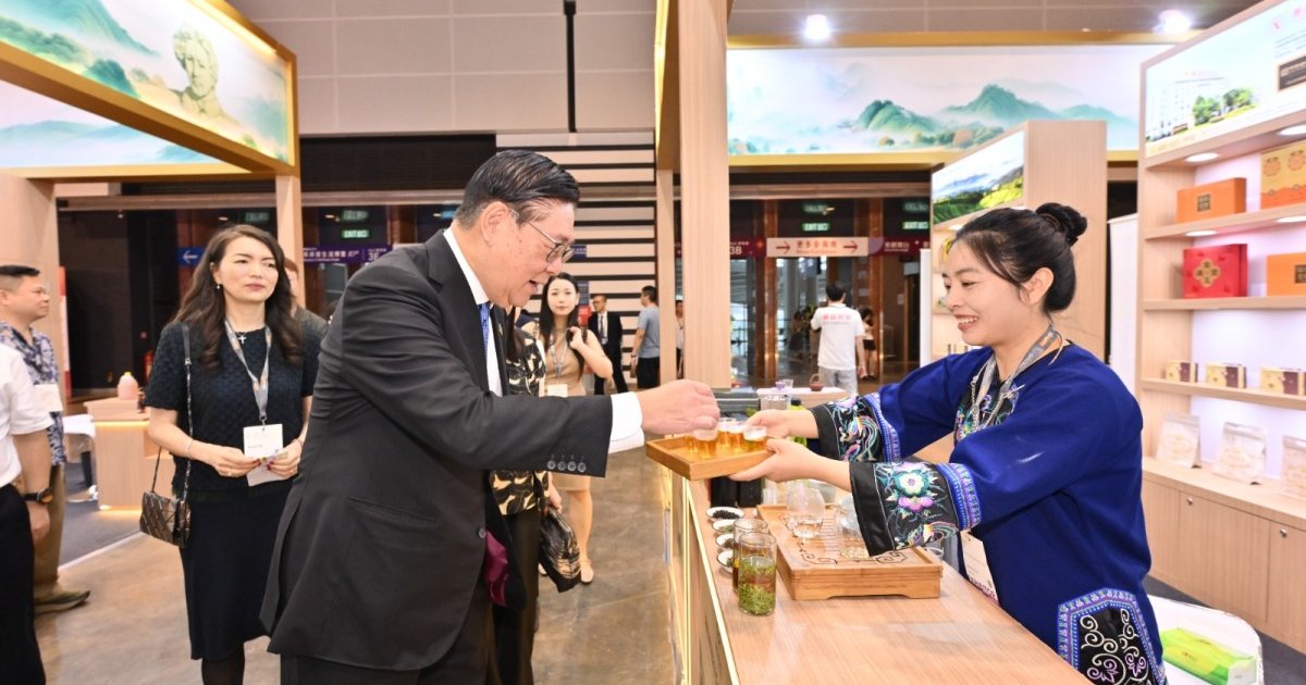 贸发局主席Frederick Ma参观美食博览 为本地及内地餐饮品牌加油