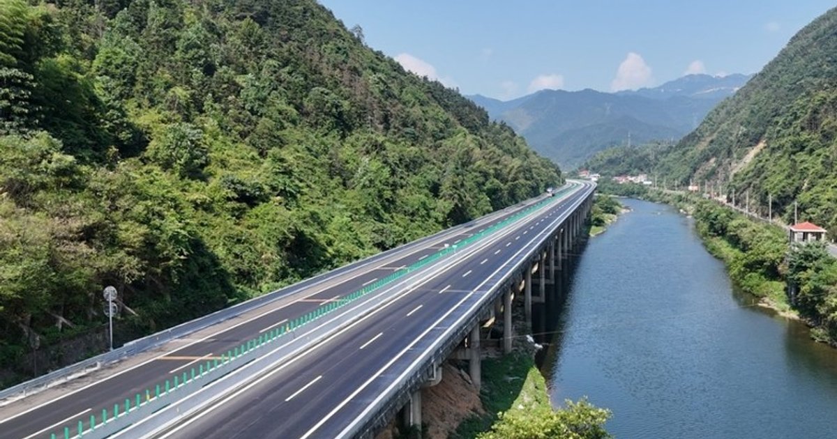 十一国庆︱湖南高速拖头司机疲劳驾驶连撞三车 酿6死4伤