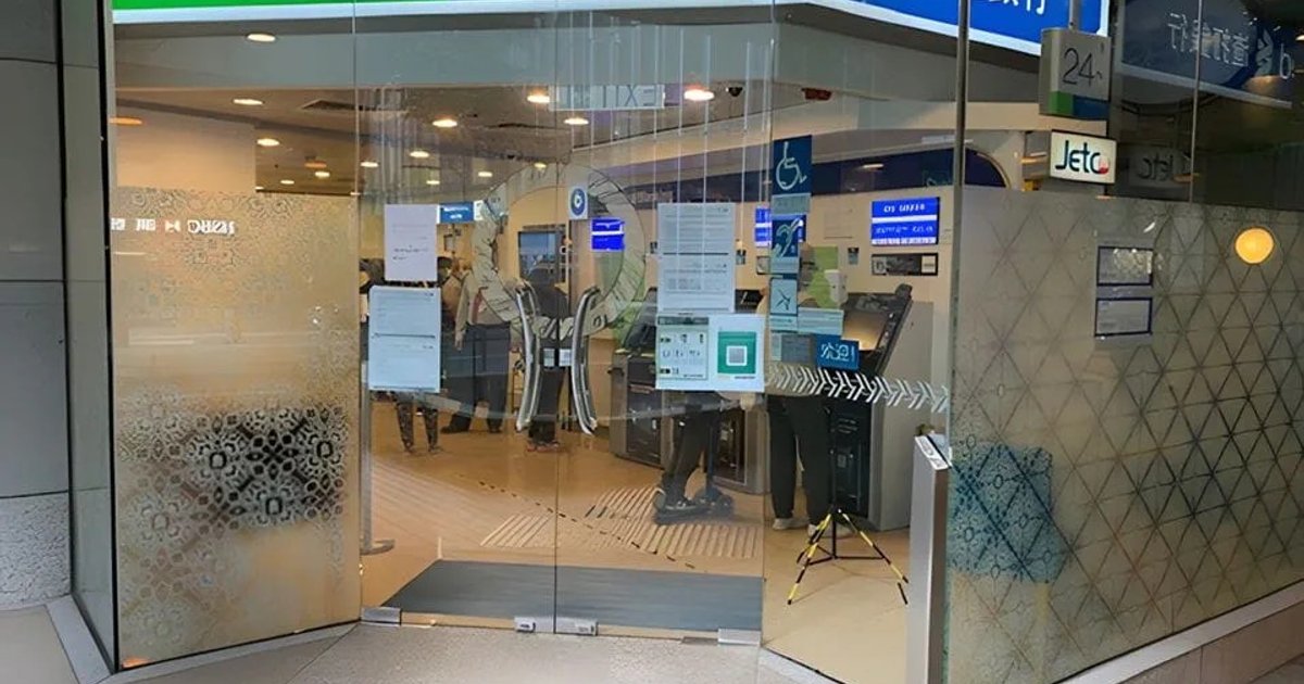 Two Ex-Standard Chartered Managers Jailed in Fraud Case