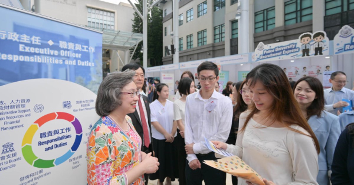 杨何蓓茵参观岭大政府职位招聘展览 鼓励大学生多了解政府工作