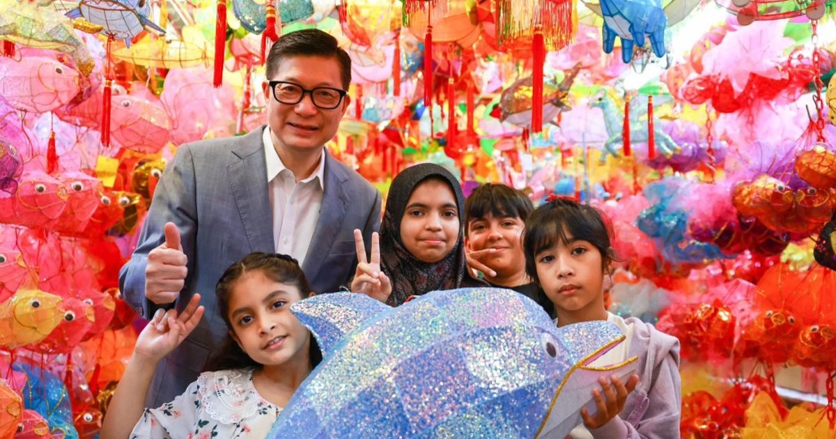 邓炳强中秋带非华语学生行灯笼街 冀非华语青少年认识香港文化融入社区